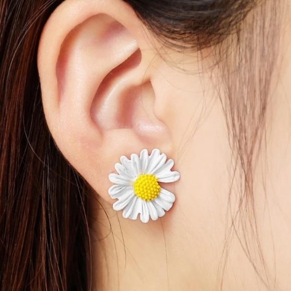 Cute White Daisy Flower Stud Earrings - Picture 2 of 3